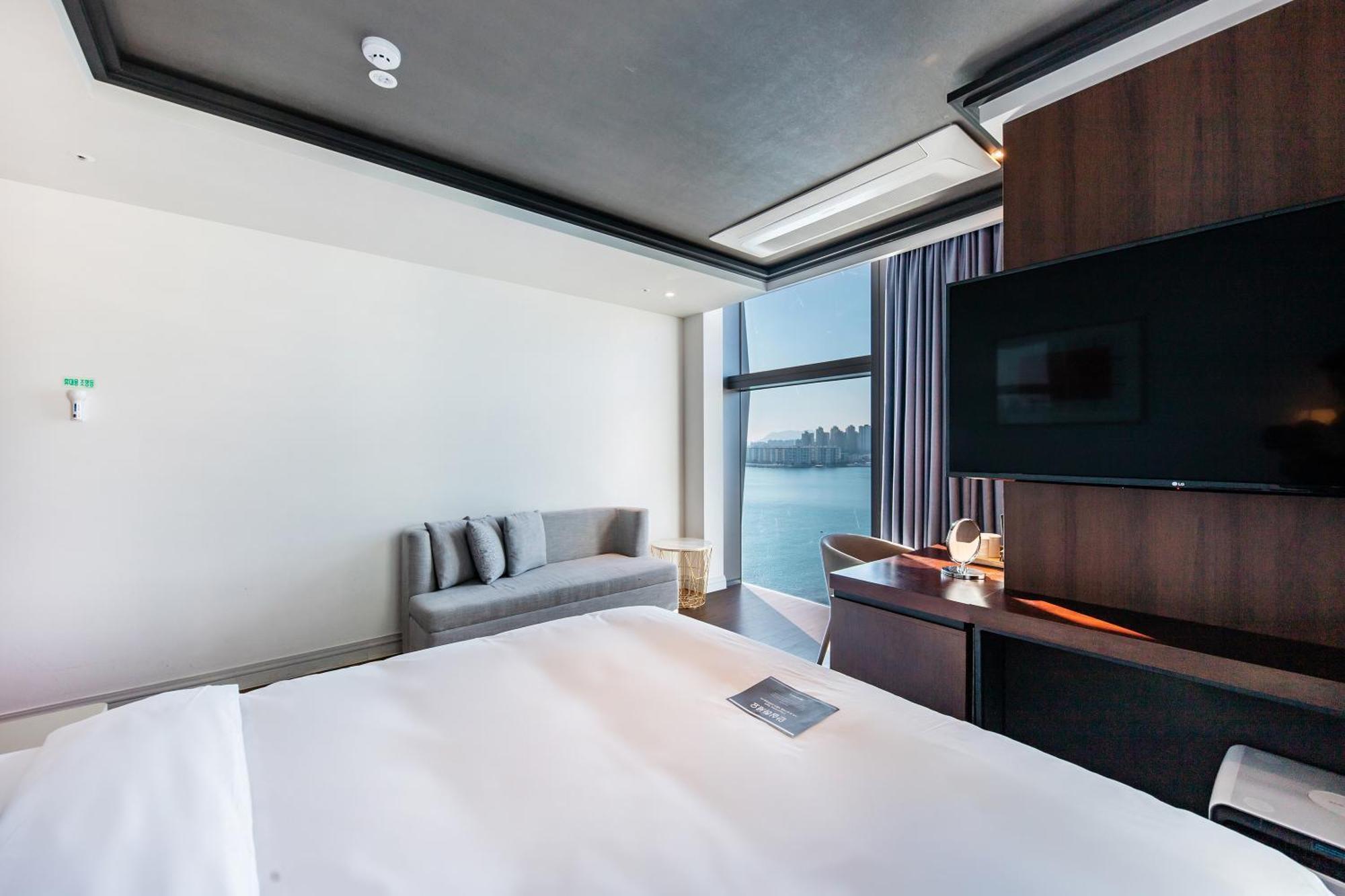 H Avenue Gwanganri Beach Busan Exterior photo